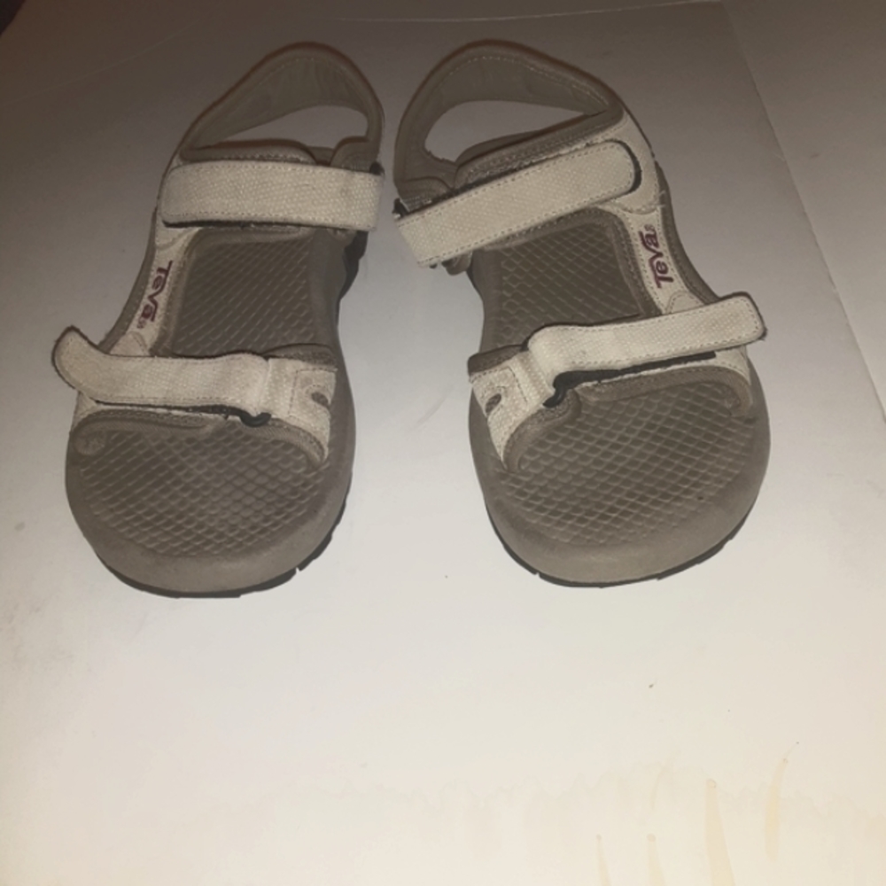 TEVA SANDAL IN SIZE 9